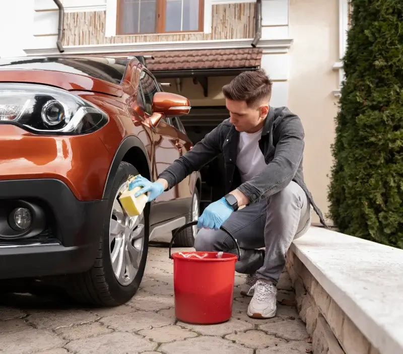 Lavage auto à domicile Ouzous : professionnel intervenant sur un véhicule